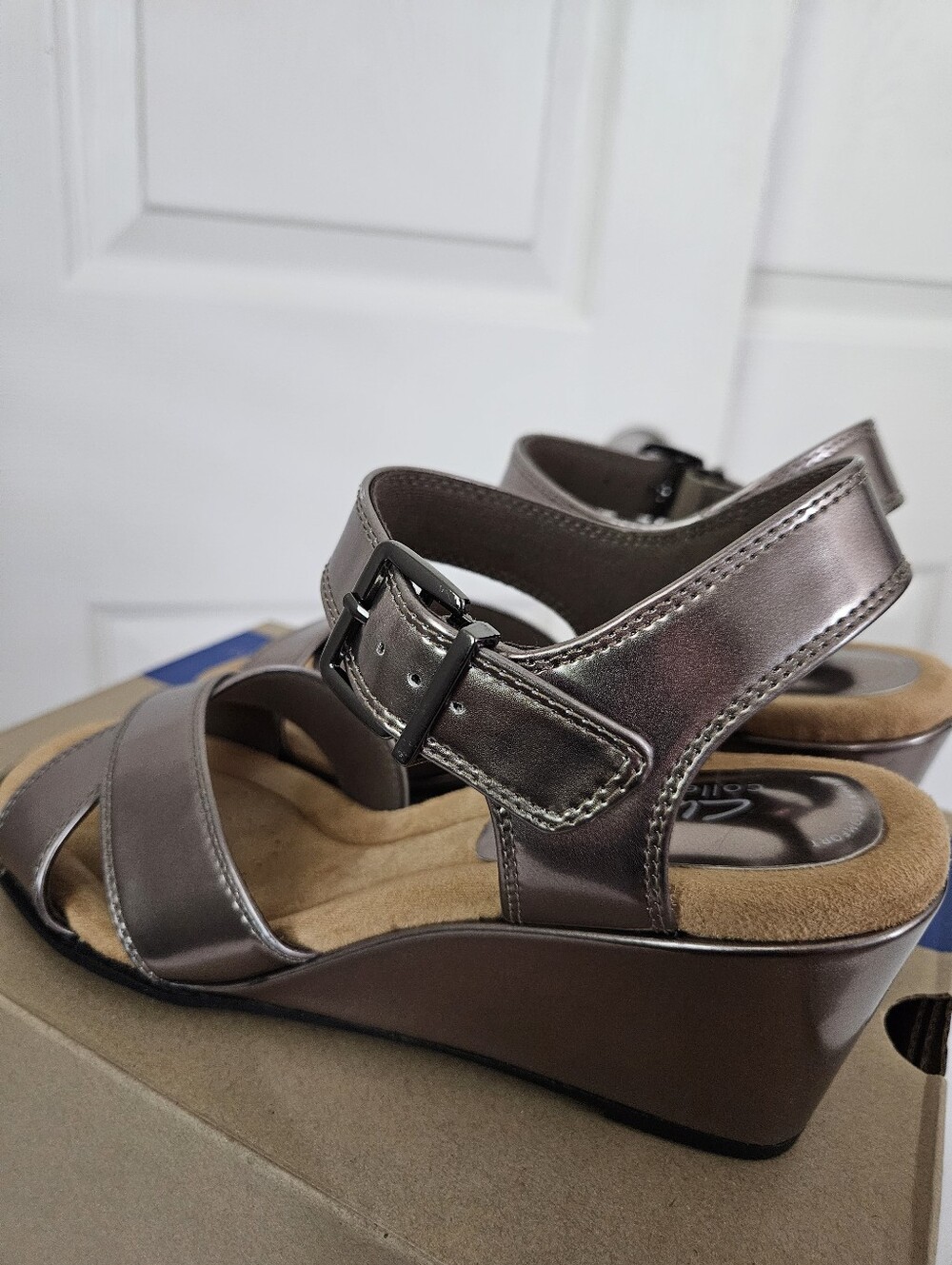 Clarks NIB Metallic Sandals - Picture 5 of 8